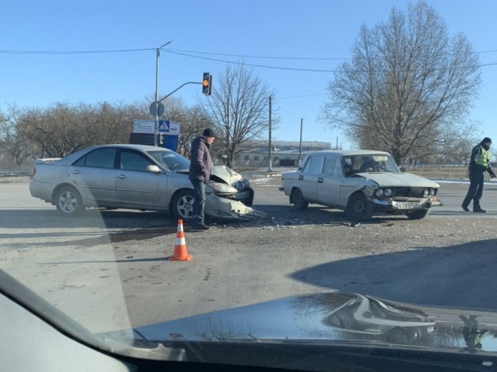 ДТП на перекрестке со сломанным светофором: В Николаевской области Toyota протаранила «ВАЗ»