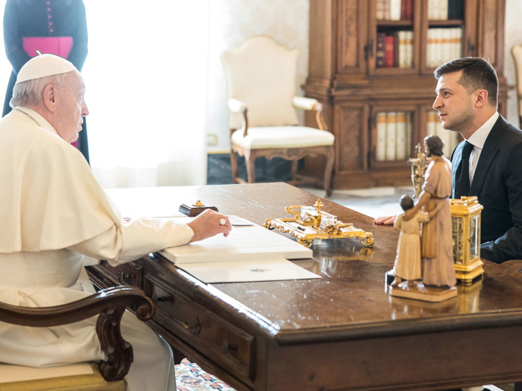 Визит в Ватикан: Зеленский попросил Папу Римского о помощи с освобождением пленных украинцев