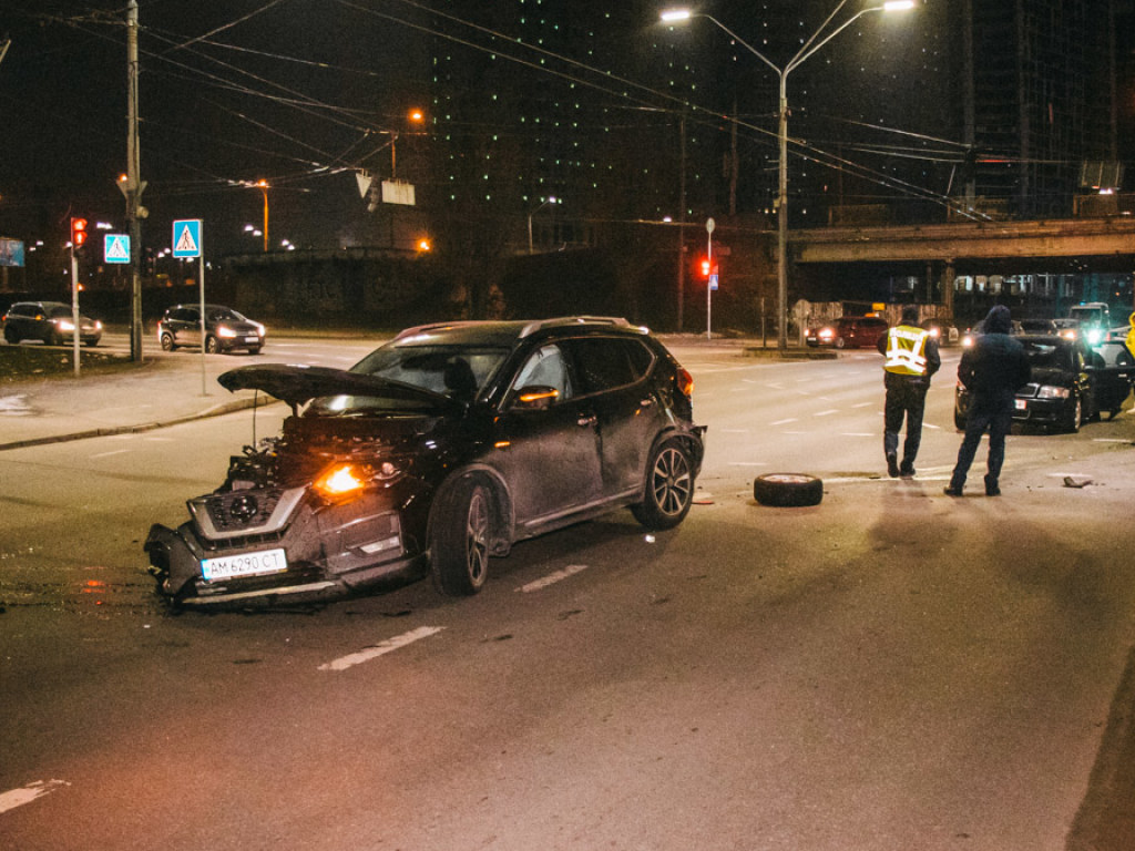 У Воздухофлотского путепровода в Киеве пьяный водитель Nissan протаранил Audi (ФОТО, ВИДЕО)