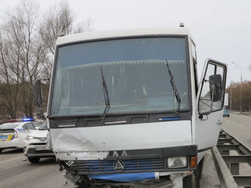 У автостанции в Киеве маршрутка с пассажирами на скорости протаранила такси (ФОТО)
