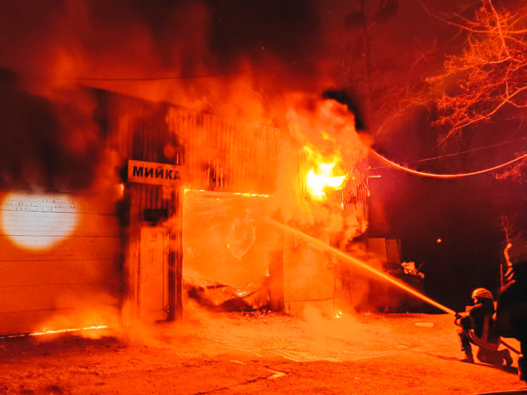 На Демеевке в Киеве сгорела автомойка (ФОТО, ВИДЕО)