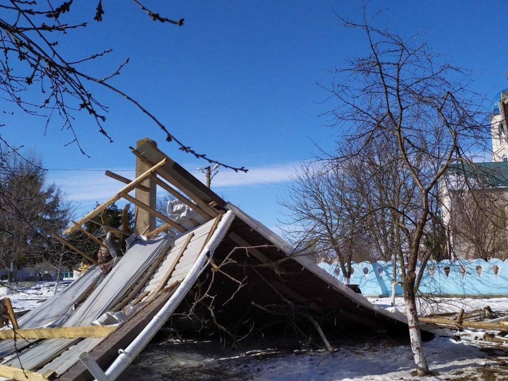 В Одесской области ураган снес крышу школьного спортзала (ФОТО)