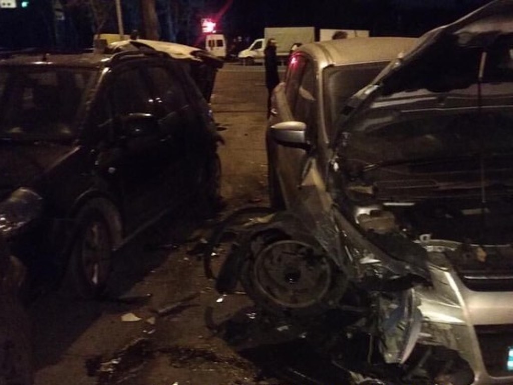 На Лесном массиве в Киеве Skoda перевернулась от столкновения с Ford (ФОТО)