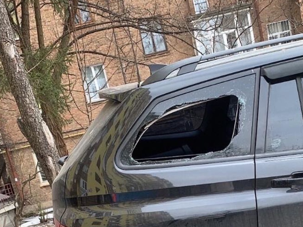В центре Киева во дворе повредили сразу 4 авто (ФОТО)