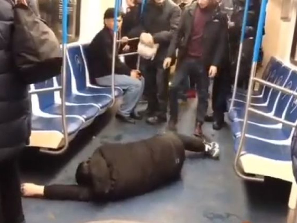 Испугал людей в метро: В Москве пранкеру за розыгрыш с коронавирусом грозит пять лет тюрьмы (ВИДЕО)