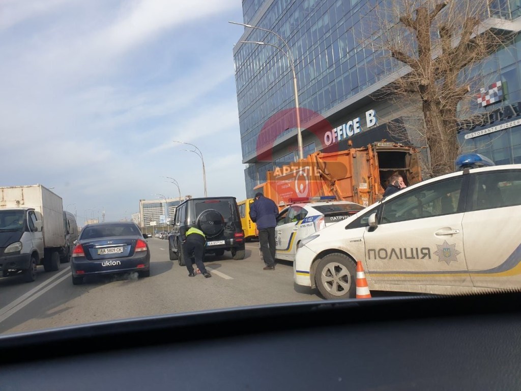 «Гелик» «догнал» такси: В Киеве возле ТРЦ произошло масштабное ДТП с участием 3 авто, есть пострадавшие (ФОТО)