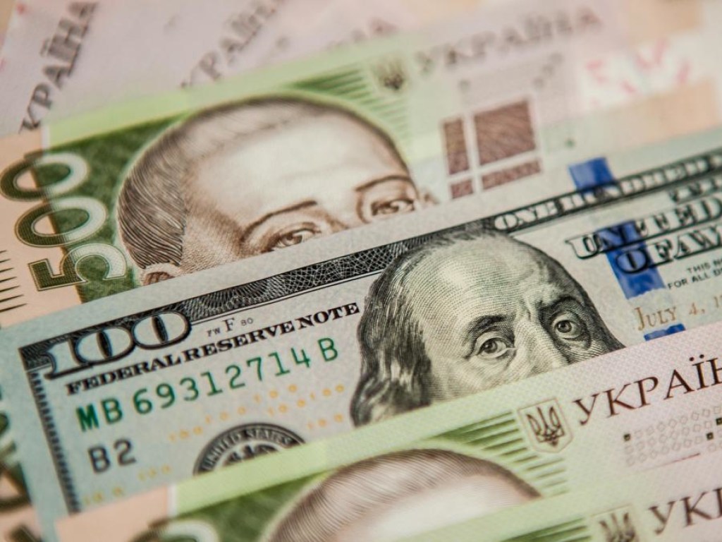 НБУ установил официальный курс на уровне 24,53 гривны за доллар