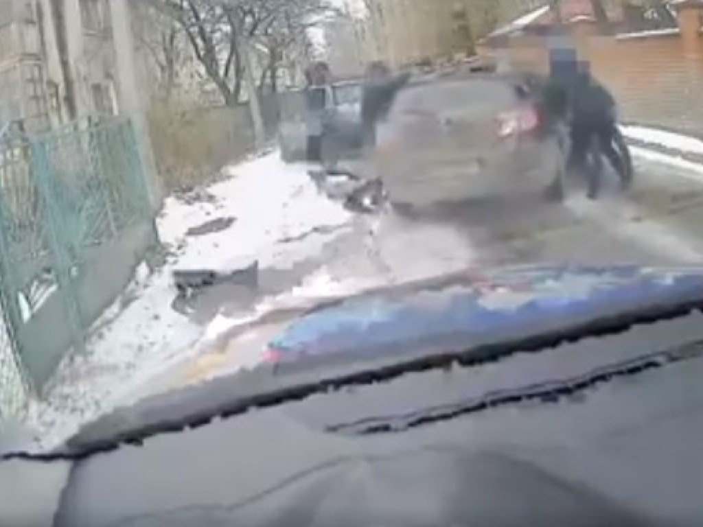 На Львовщине водитель «под наркотиками» зажал руку полицейскому окном авто и протянул 100 метров (ВИДЕО)