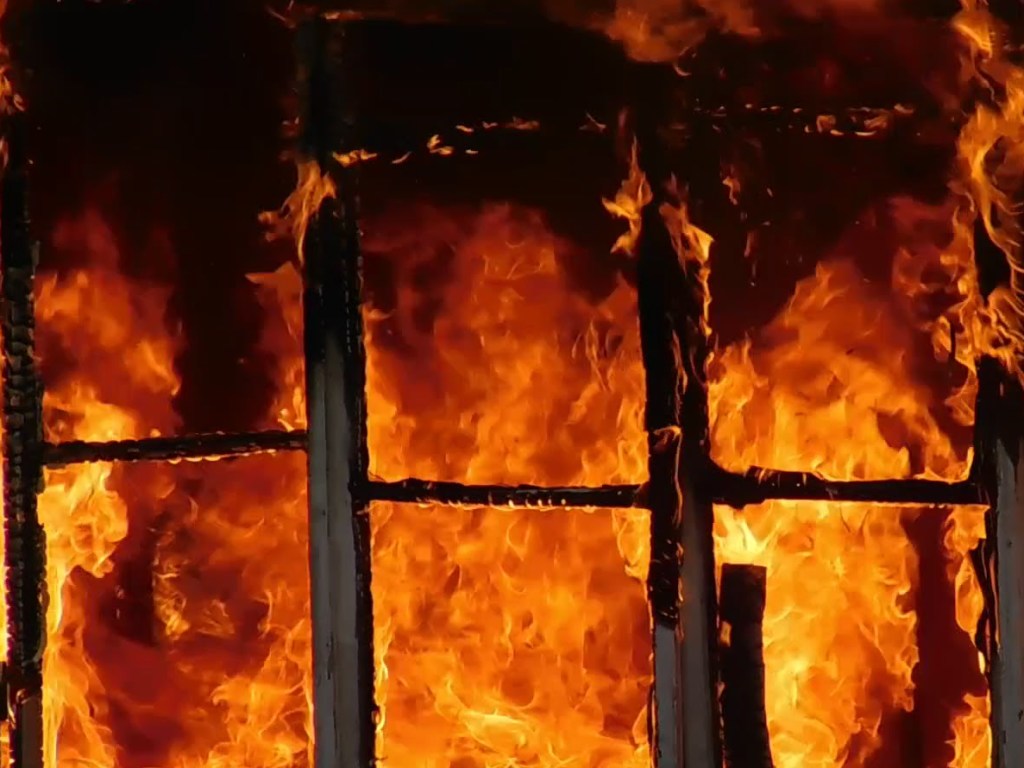 В Полтаве пытались сжечь офис одной из партий (ФОТО)