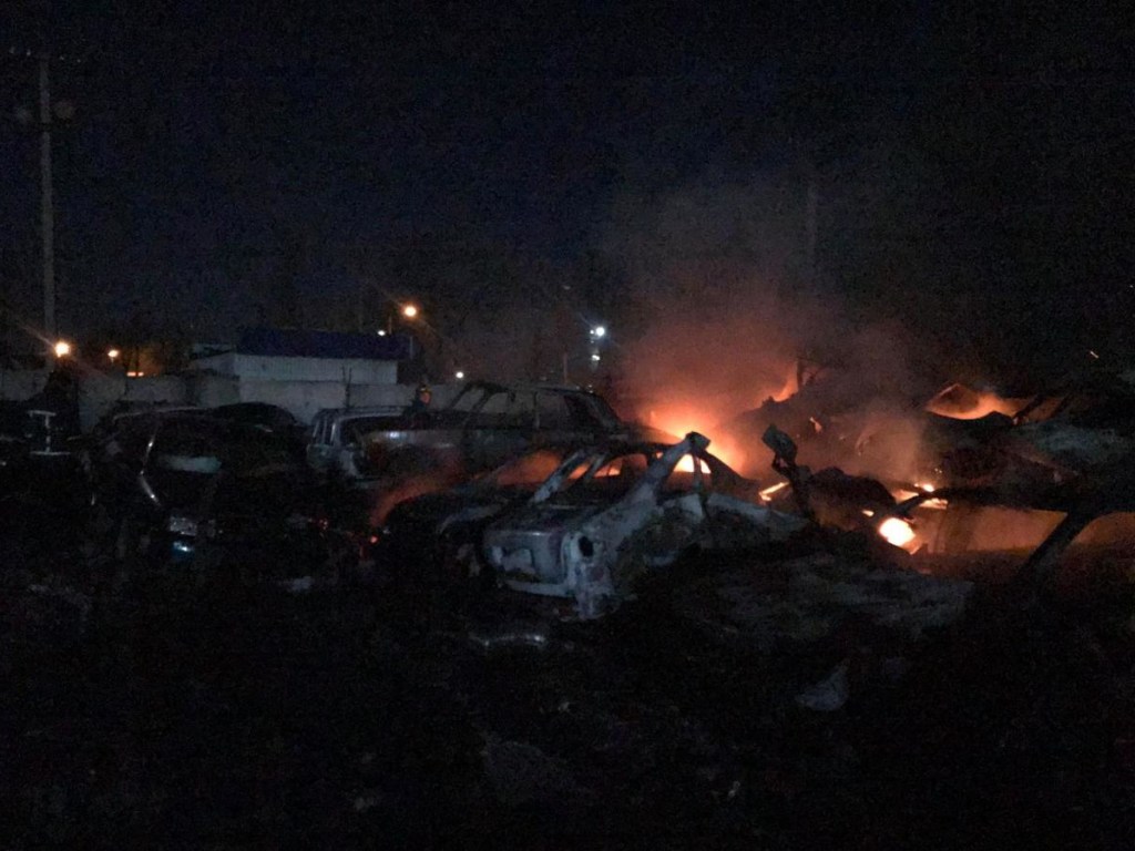 В Одессе ночью на штрафплощадке произошел мощный пожар: сгорели более 20 автомобилей (ФОТО)
