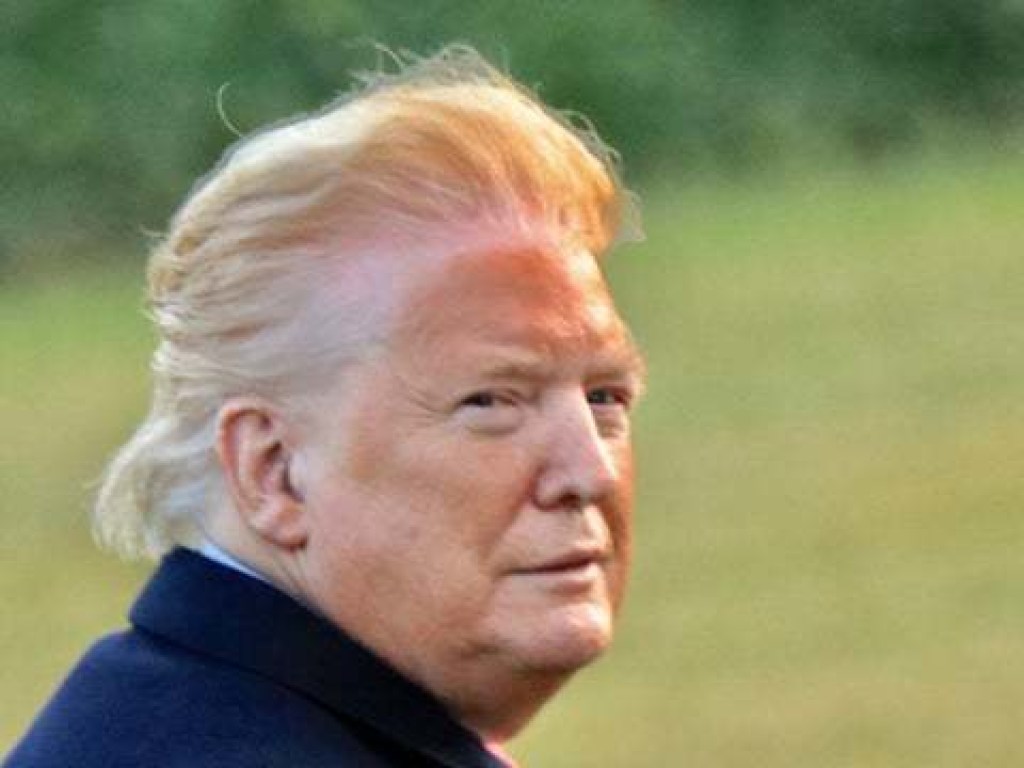 Ветер сдул волосы: Курьезный снимок коричневого лица Дональда Трампа рассмешил соцсети (ФОТО)