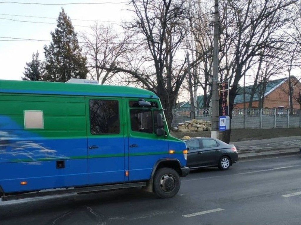 Микроавтобус сбил военнослужащего на пешеходном переходе в Николаеве (ФОТО)