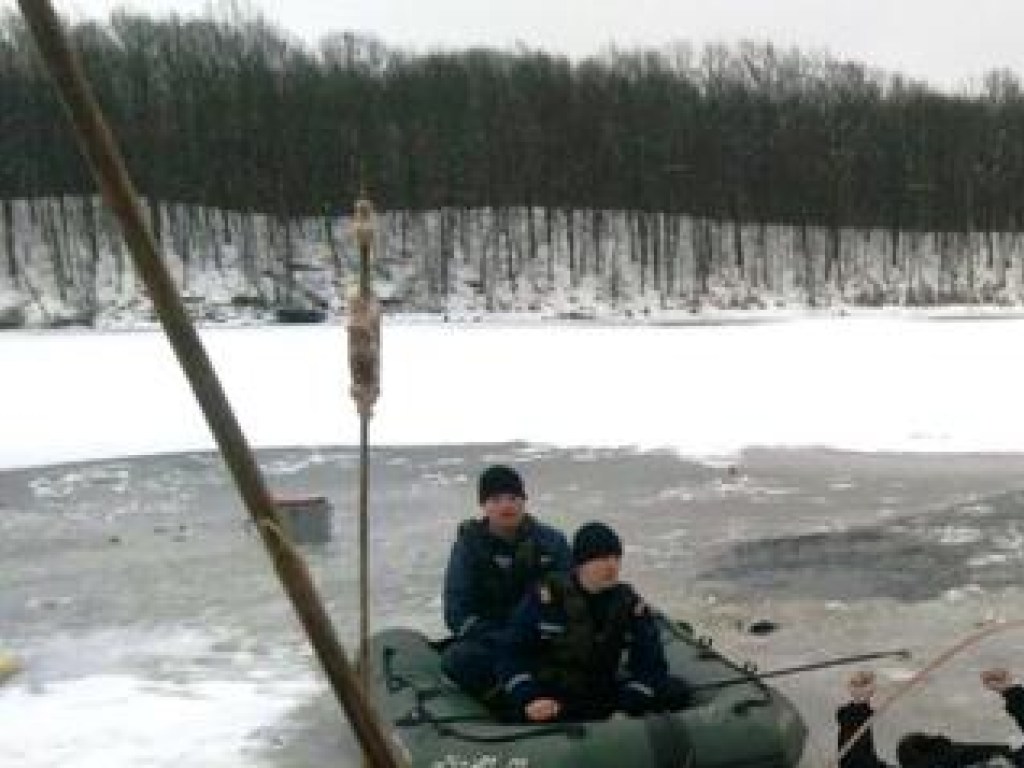 На Львовщине четверо рыбаков провалились под лед: один погиб (ФОТО)