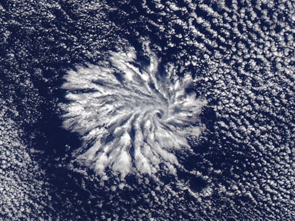 Спутник НАСА зафиксировал необычные облака у берегов Австралии (ФОТО)