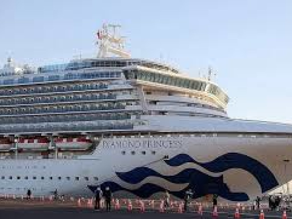 Из-за коронавируса на круизном лайнере в Японии эвакуируют пожилых пассажиров