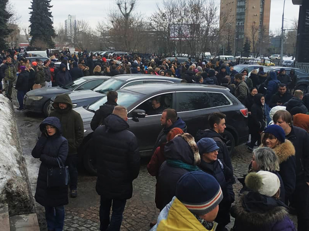 В Москве произошло массовое минирование: в список попали сотни объектов, тысячи людей эвакуированы