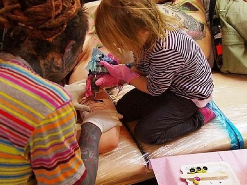 9-летняя девочка из Германии признана самым юным тату-мастером в мире (ФОТО)