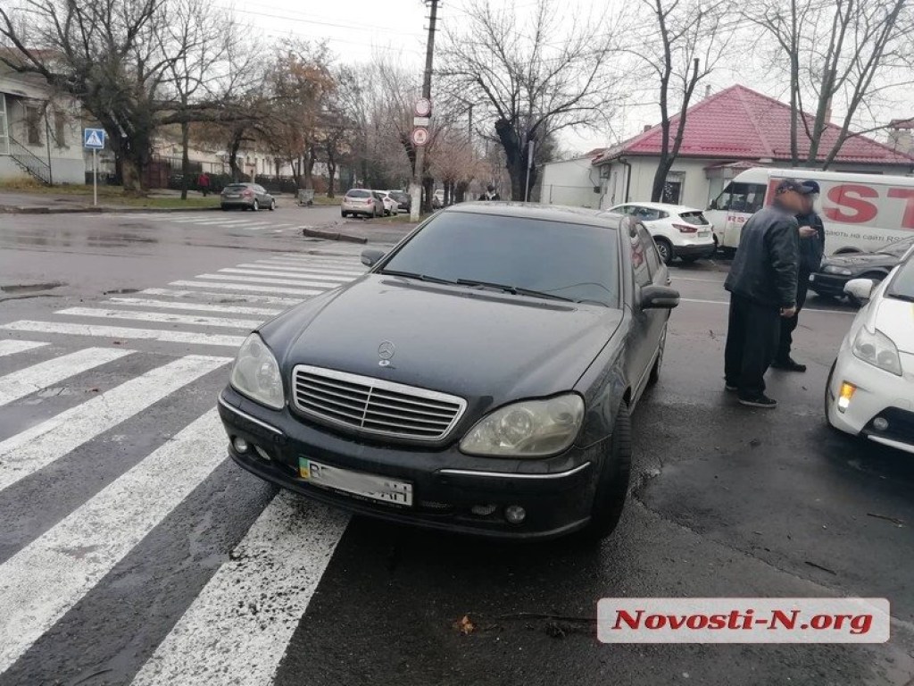 В Николаеве «герой парковки» заблокировал сразу два пешеходных перехода (ФОТО)
