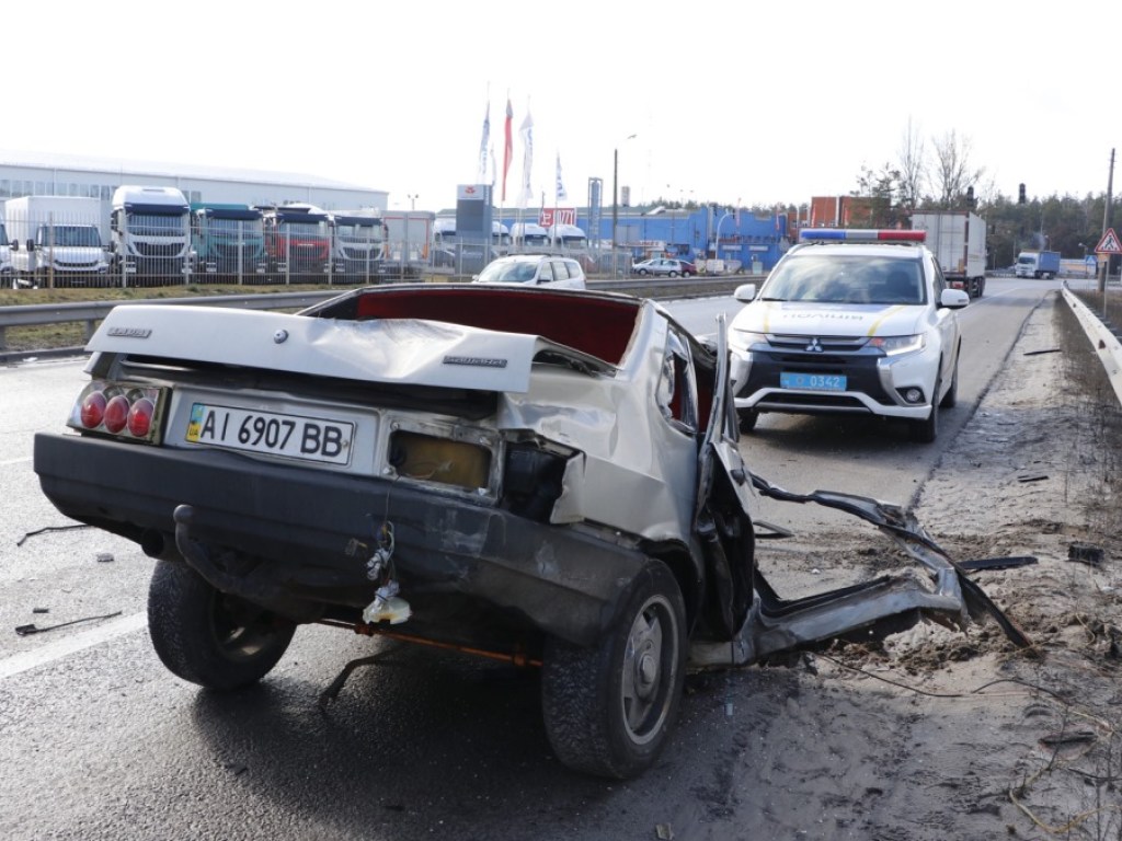 На трассе под Киевом грузовик Volvo разорвал напополам «ВАЗ» (ФОТО, ВИДЕО)