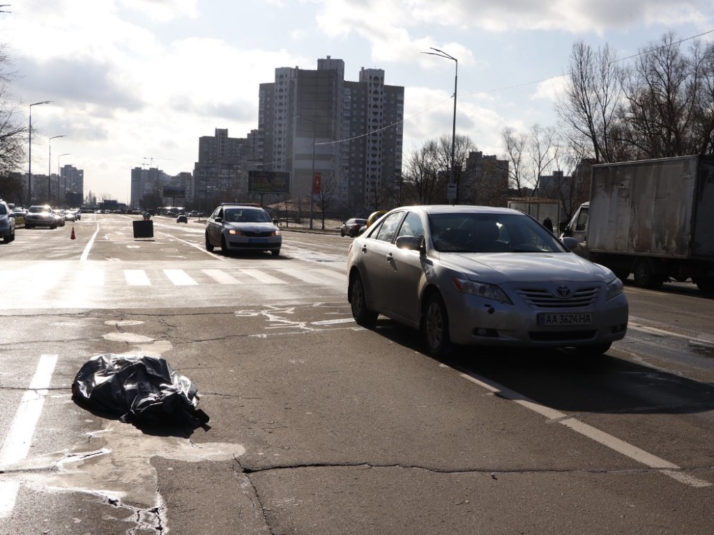 В Киеве на Ревуцкого водитель Toyota насмерть сбил женщину на пешеходном переходе (ФОТО, ВИДЕО)