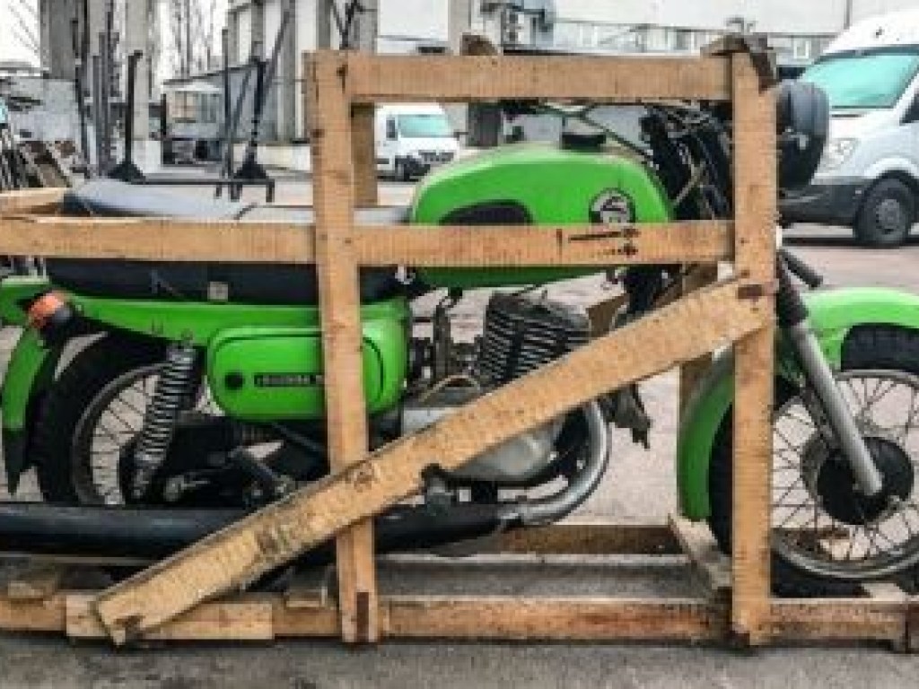 В Николаеве мужчина почти 30 лет хранил в гараже новенький мотоцикл (ФОТО, ВИДЕО)
