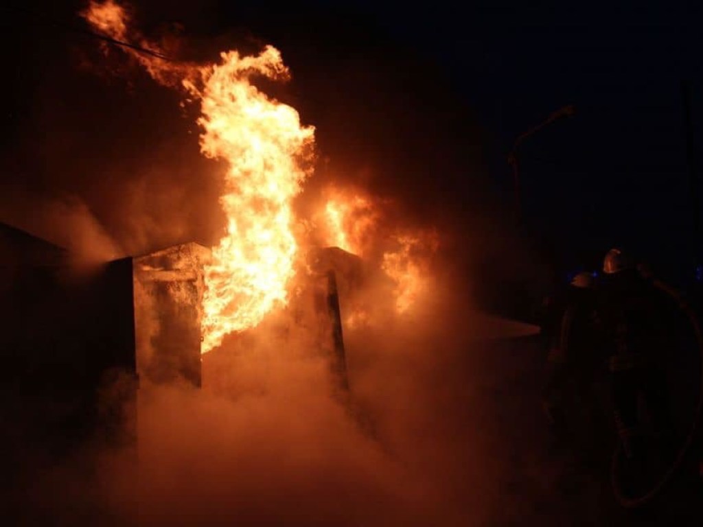 На Оболони в Киеве горели гаражи: огнем уничтожен автомобиль (ФОТО)