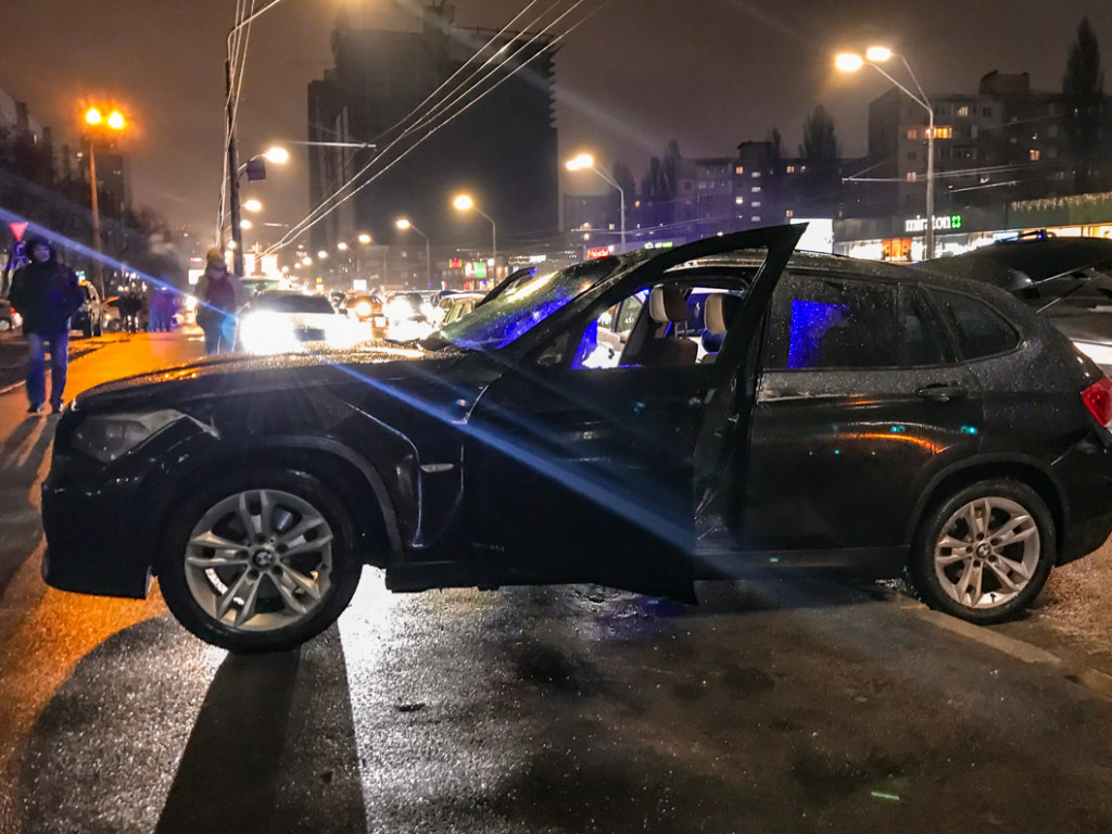 На КПИ в Киеве столкнулись BMW и Audi: из-за ДТП сострадали еще два авто (ФОТО, ВИДЕО)