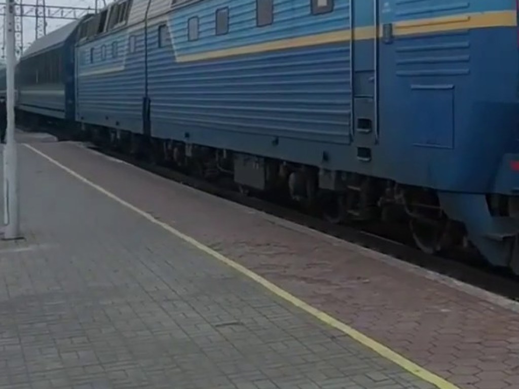 Пассажиры три часа мокли под дождем: в поезде Трускавец – Днепр и искали бомбу