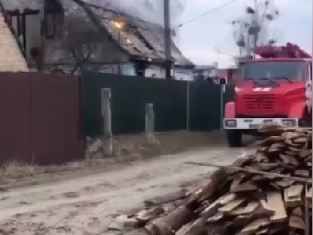 Под Киевом пенсионерка уничтожила крышу дома из-за неправильного обращения с печью (ВИДЕО)