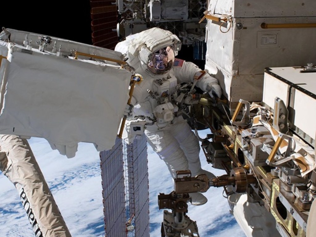 Выход в открытый космос: в NASA показали работу астронавтов из МКС (ФОТО)