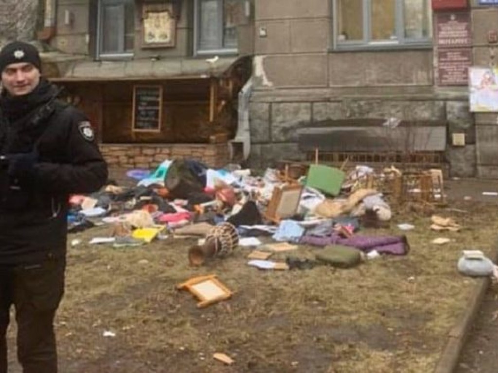 В Киеве девушка выбросила вещи бывшего парня из окна: ее задержала полиция (ФОТО)