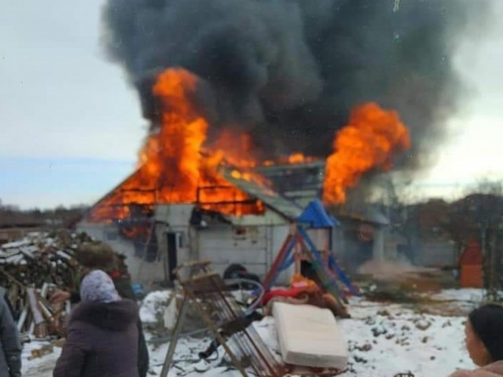 Под Житомиром сгорел огромный дом многодетного священника (ФОТО, ВИДЕО)