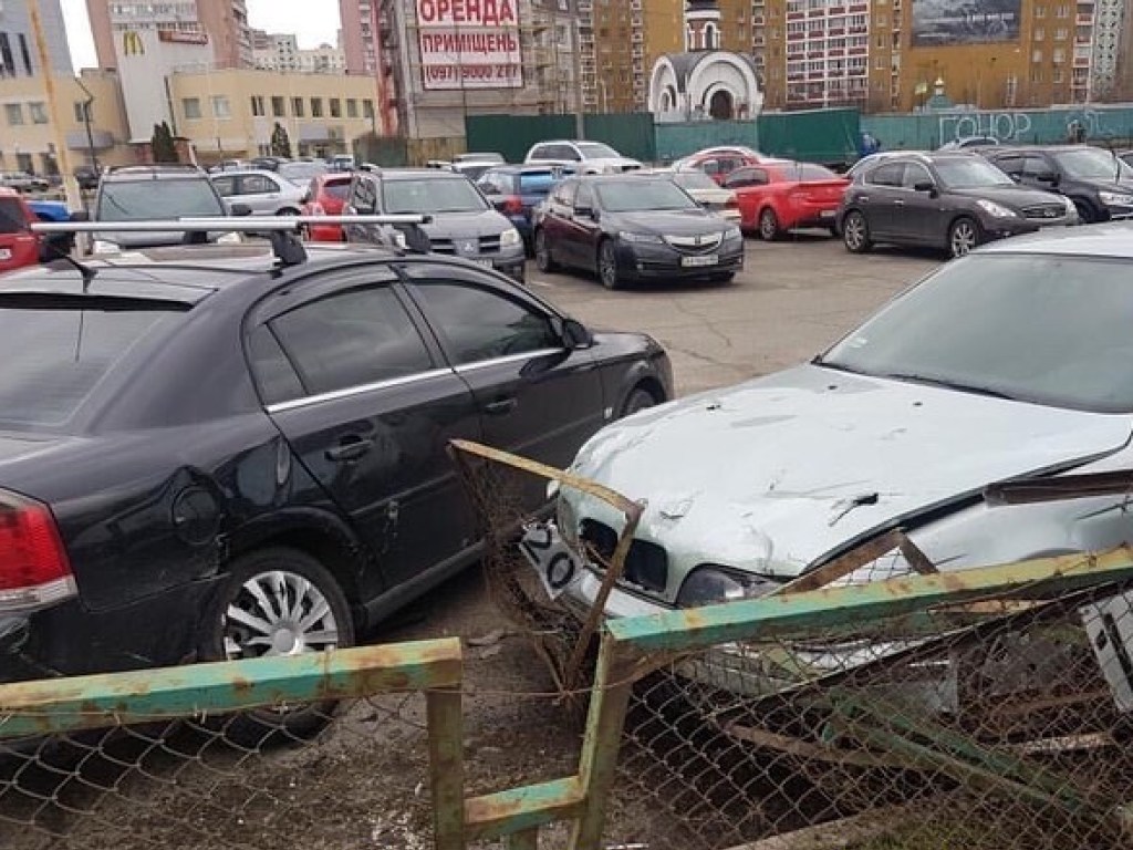 На Позняках в Киеве «евробляхер» под «кайфом» врезался в Opel на парковке (ФОТО)