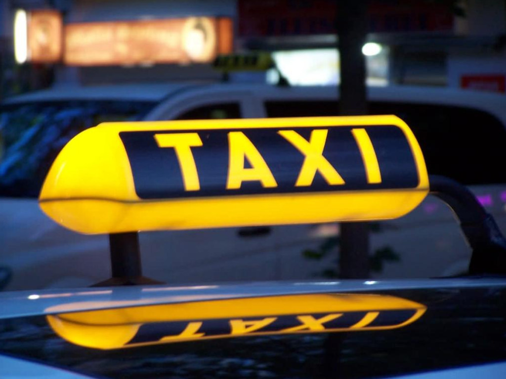 В Днепре таксист скончался во время движения: пассажиры сами остановили авто