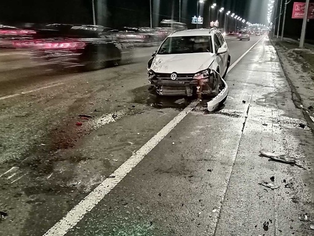 На Столичном шоссе Volkswagen врезался в фонарный столб: у авто от удара вырвало колесо (ФОТО)