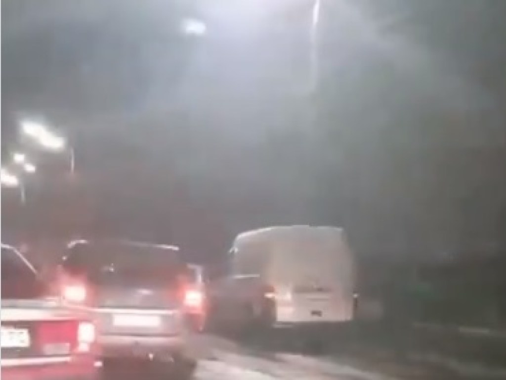 Микроавтобус и две легковушки: на Харьковском путепроводе в Киеве произошло тройное ДТП (ФОТО)