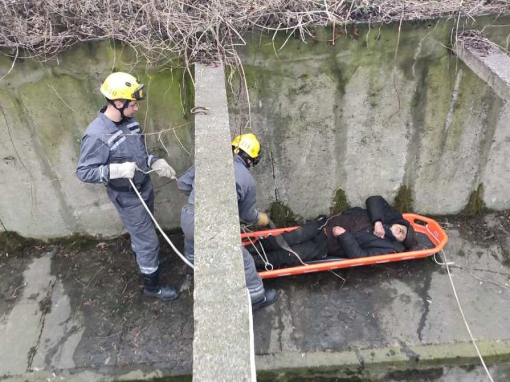 На КПИ в Киеве упавший мужчина три дня пролежал у реки Лыбедь (ФОТО)