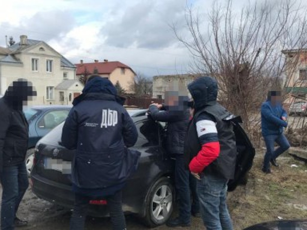 Во Львове  правоохранителя задержали за сбыт наркотиков (ФОТО)