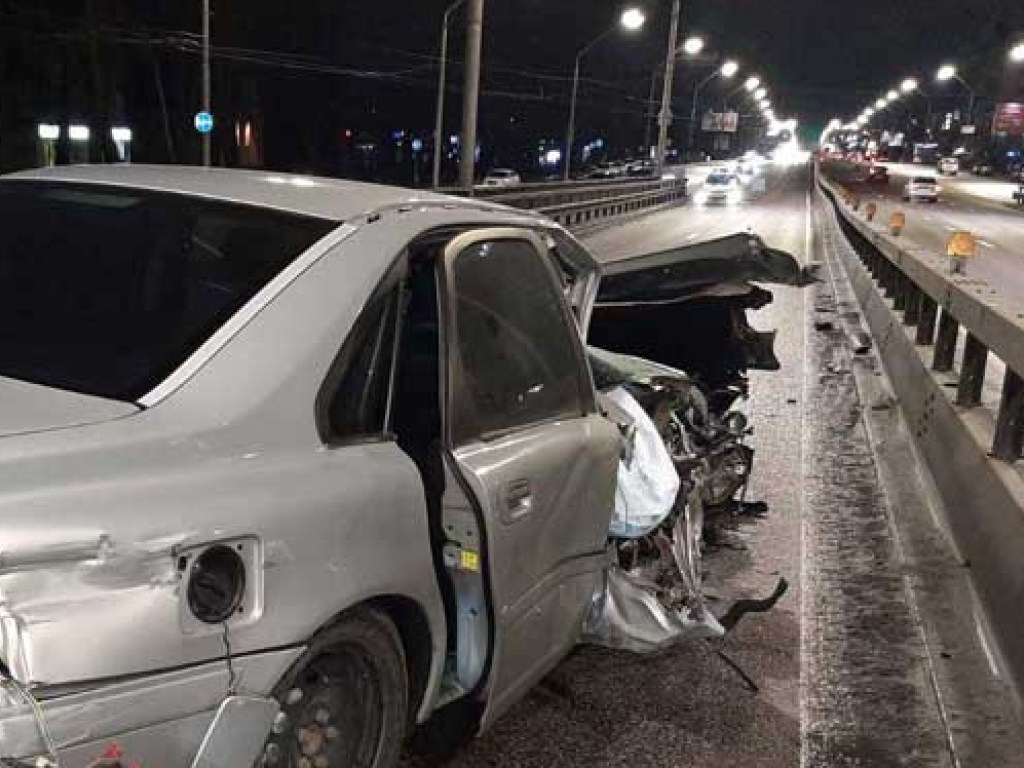 Серьезное ДТП на Нивках в Киеве: сразу два авто врезались в отбойник на мосту (ФОТО)