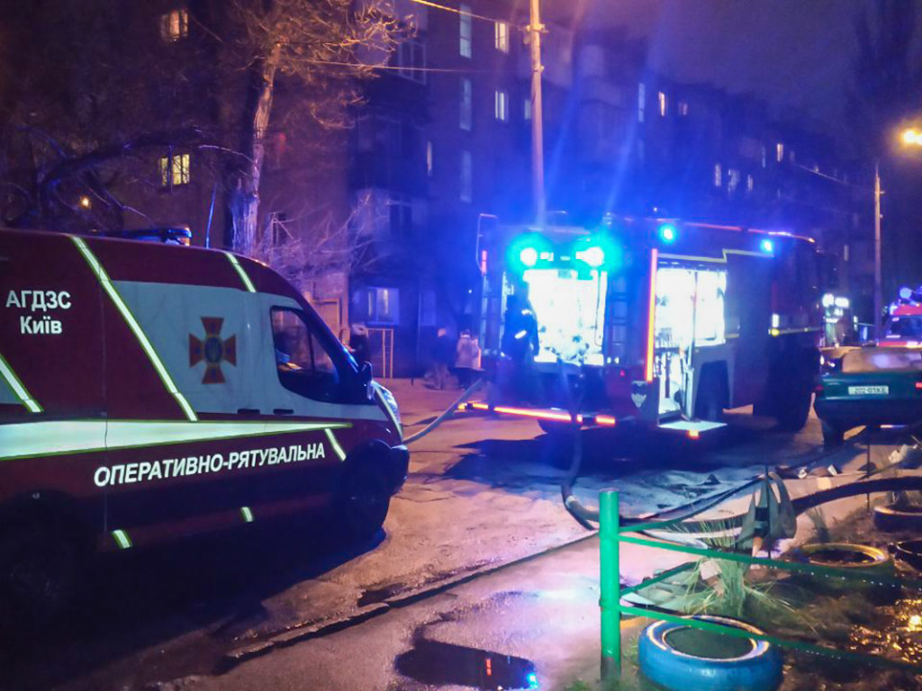 В Голосеево в Киеве горела квартира в пятиэтажке: погиб пожилой жилец второго этажа (ФОТО)