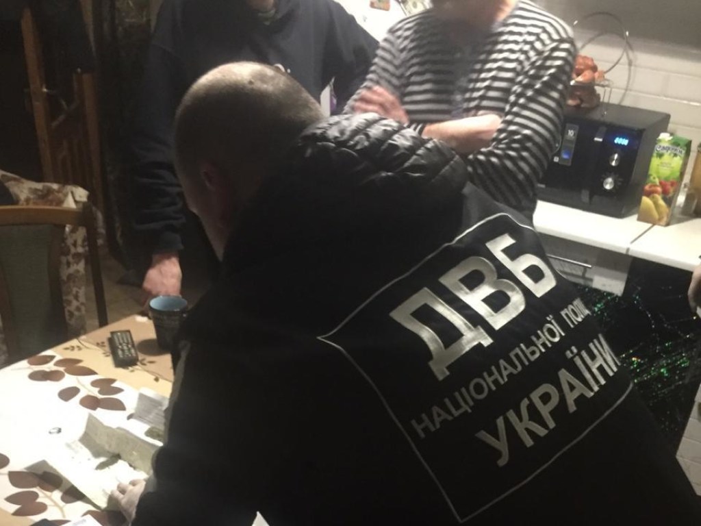 В Николаеве патрульные продавали марихуану (ФОТО)