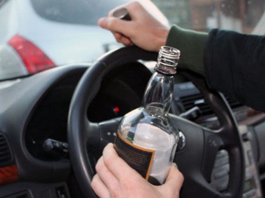 Прохожие вызвали полицию: в стельку пьяный водитель в Запорожской области вез в машине ребенка (ВИДЕО)