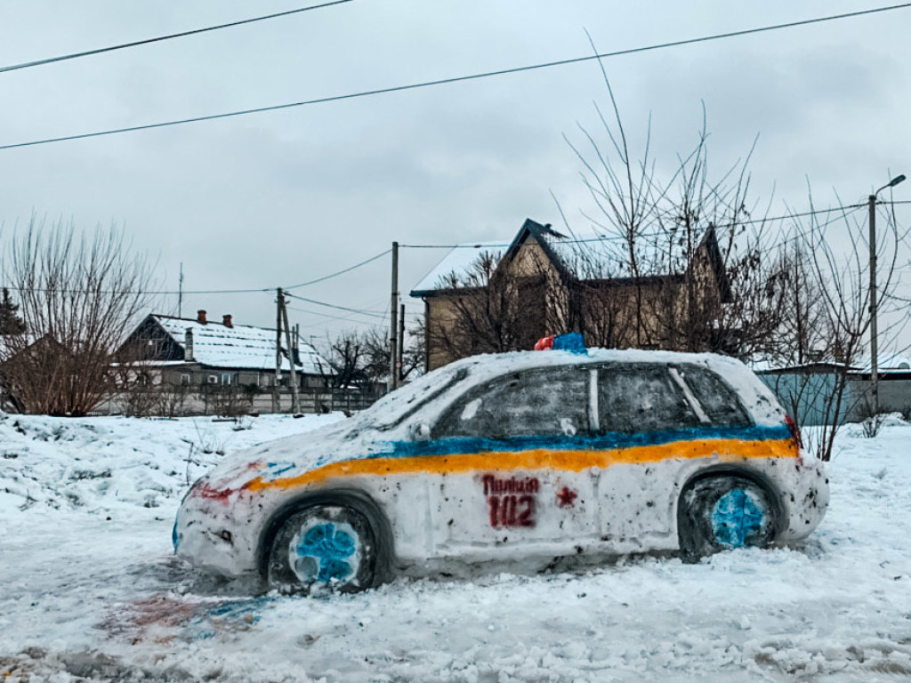 Неизвестные слепили из снега полицейский автомобиль в Днепре и взволновали местных копов (ФОТО)
