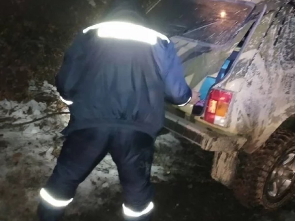 В Крыму «Нива» застряла над обрывом: спасателям удалось достать людей (ФОТО)