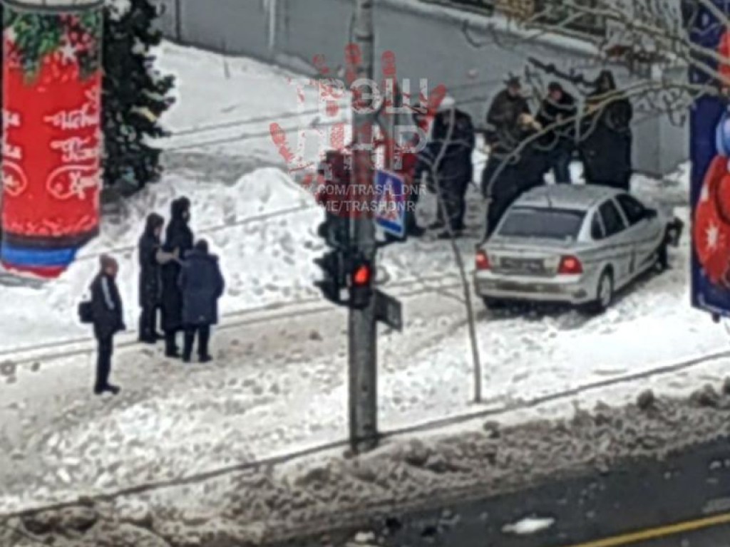 В центре Донецка водитель сбил двух пешеходов (ФОТО)