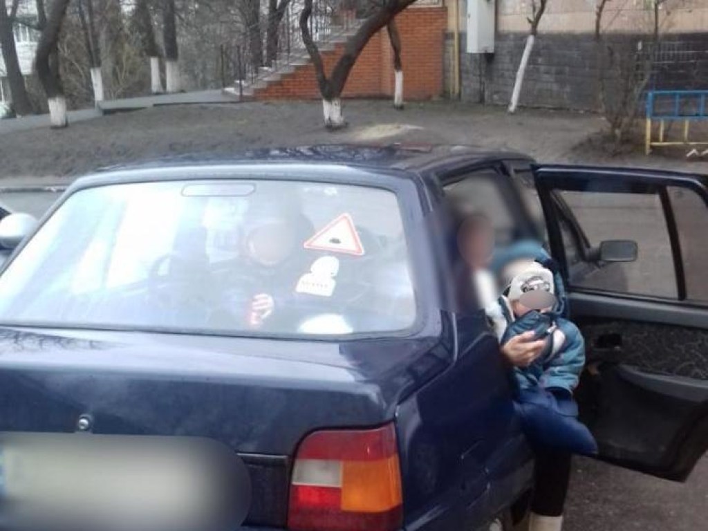 «Запертые малыши громко плакали»: в Обухове горе-родители закрыли маленьких детей в машине и ушли (ФОТО)
