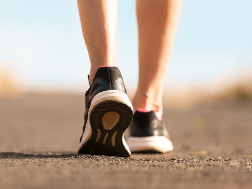 Нужно ли делать 10 тысяч шагов в день: Ученые выяснили, поможет ли ходьба похудеть