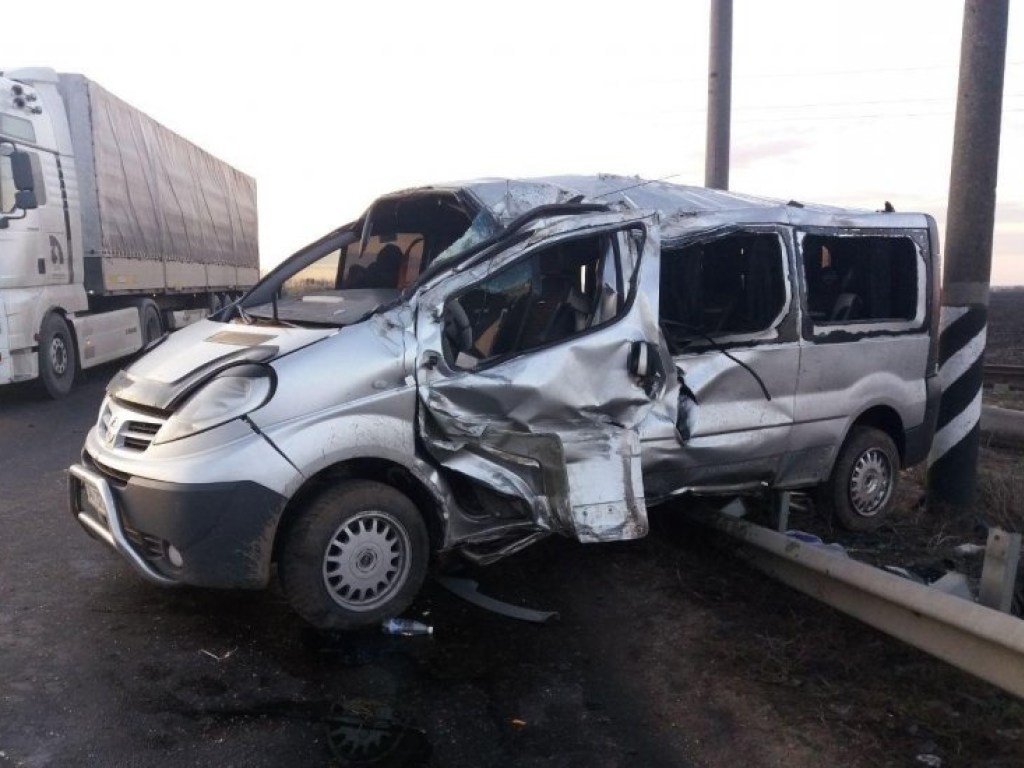 На Николаевщине перевернулся микроавтобус Nissan и врезался в отбойник (ФОТО)