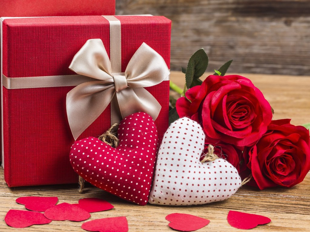 «С днем святого Валентина»: Парень «обломал» девушку и забросал подарками и цветами милую собачку (ВИДЕО)