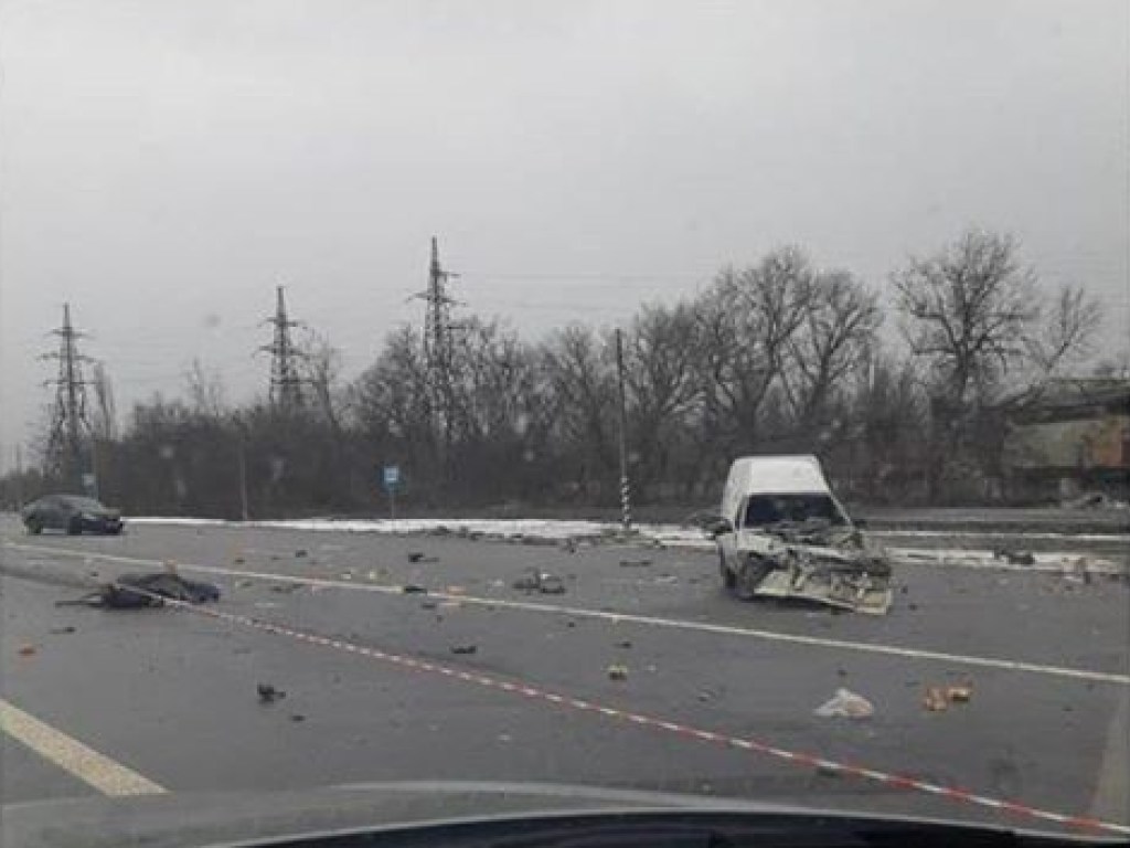 Под Киевом автомобили разбросало по трассе после столкновения (ФОТО)